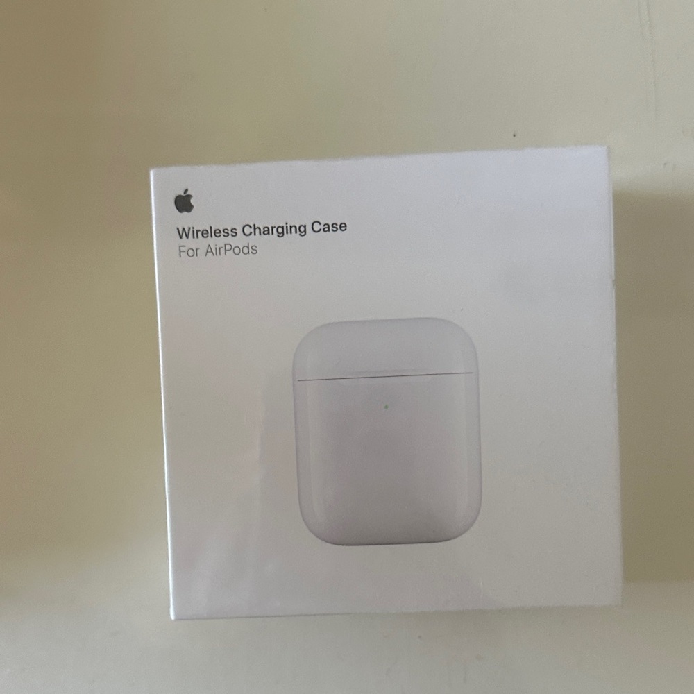 Apple AirPods Wireless Charging Case in White